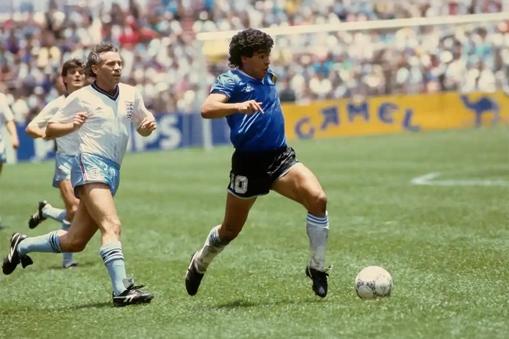 Maradona gambetea ingleses