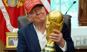 Trump con la copa del mundo FIFA